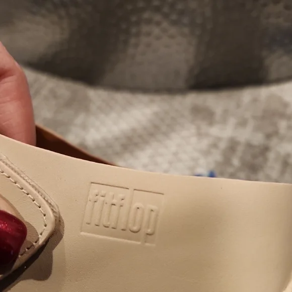 NWOB- Women's Fitflop SHUV Leather Upper Cream Sandals With Adjust. Strap Size 7 - Picture 7 of 8